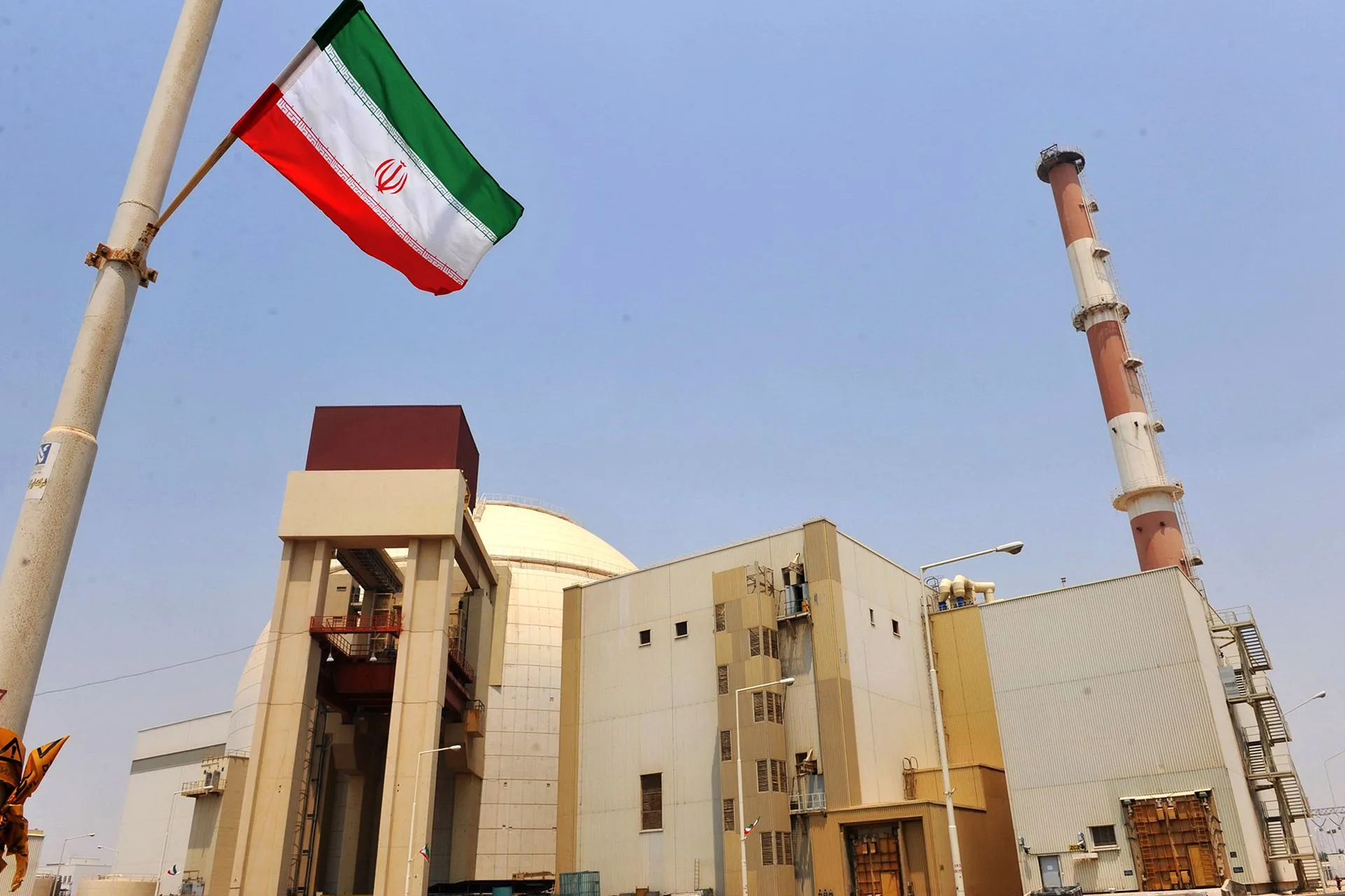 واشنطن تحذر طهران والبرلمان الإيراني يبحث الانسحاب من معاهدة عدم الانتشار