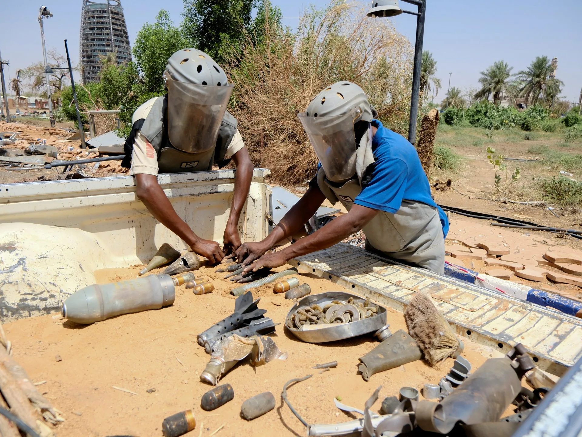 Les mines et les restes de guerre menacent les personnes revenant à Khartoum