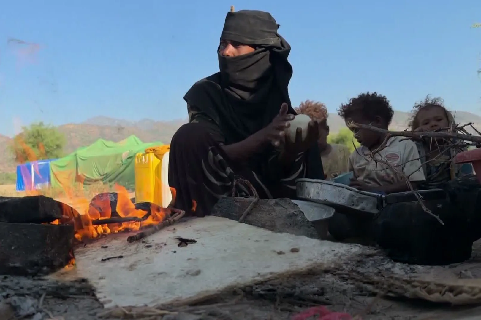 تجاوز النازحين 100 ألف مع تصاعد القتال في تعز