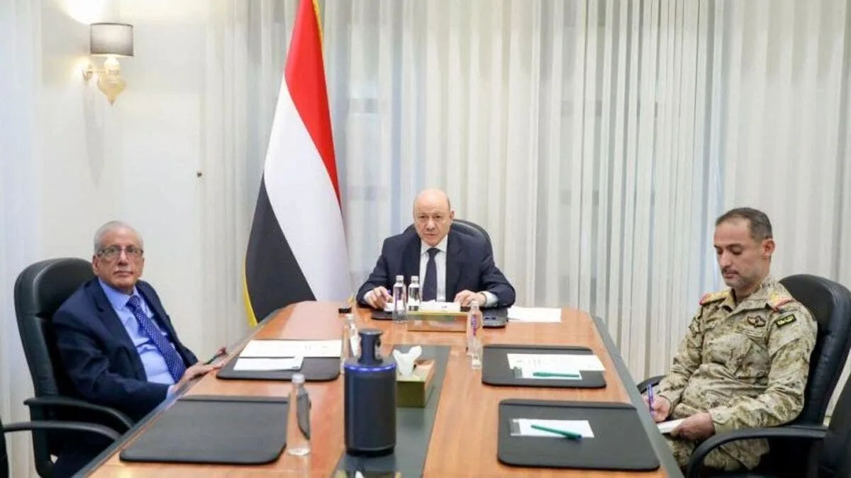 العليمي يوجه بتسريع تنفيذ قراري العودة الآمنة والتعبئة العامة