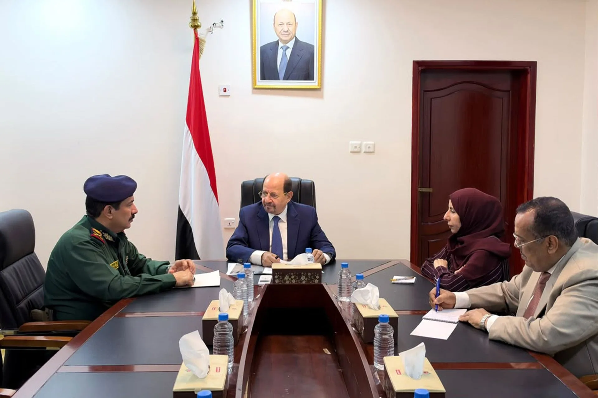الحكومة اليمنية تبحث عملية «فجر اليمن» وتدين استهداف مطار عدن