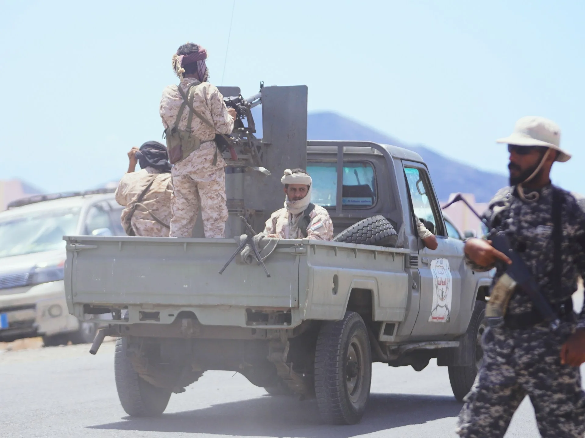 عملية «فجر اليمن» تستهدف صنعاء وتأمين باب المندب والمخا