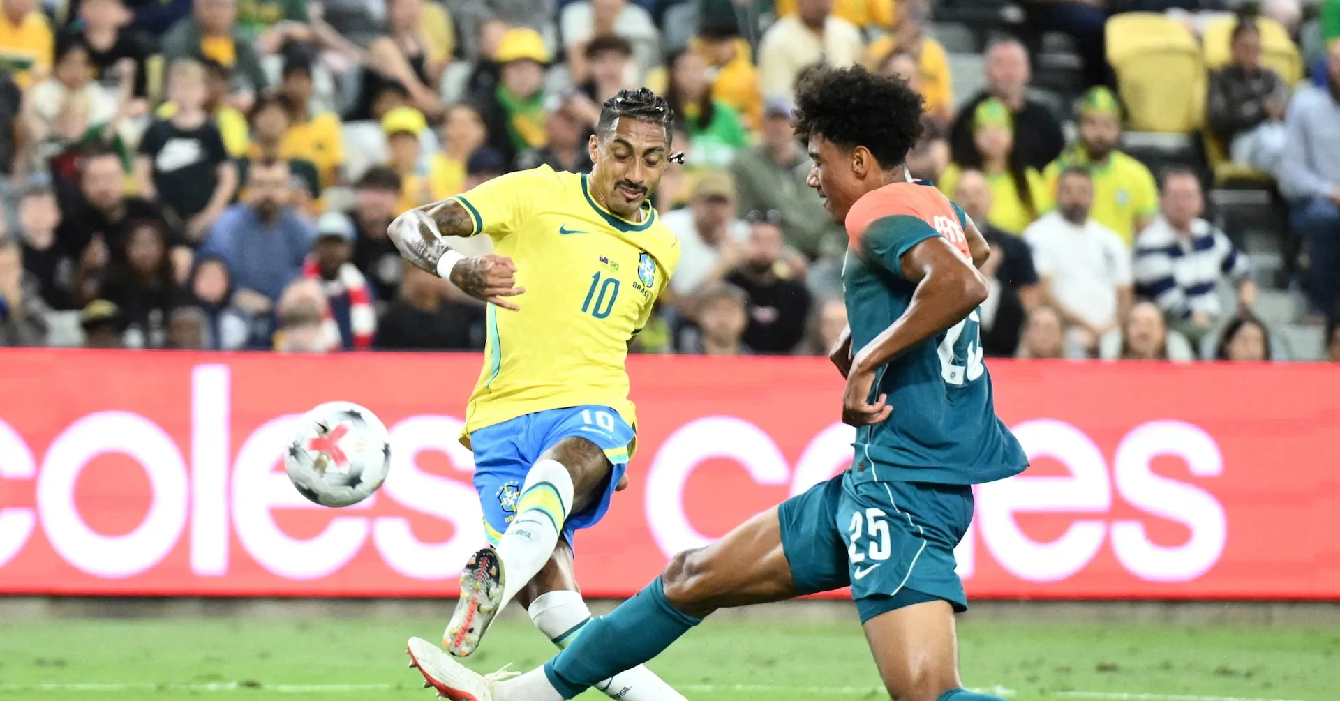 البرازيل تستبعد رافينيا بعد إصابته وتعيده إلى برشلونة