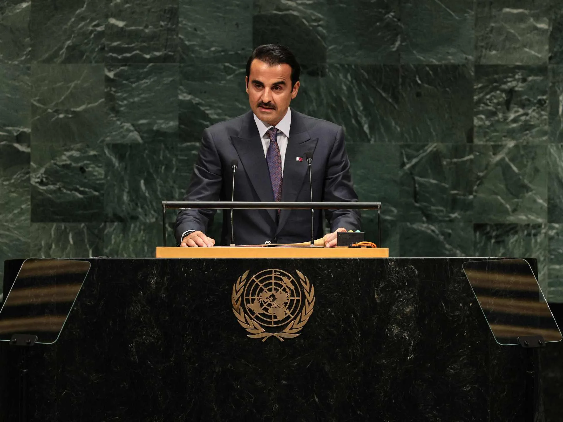 أمير قطر يدعو إلى نظام أمن جماعي وفتح مضيق هرمز